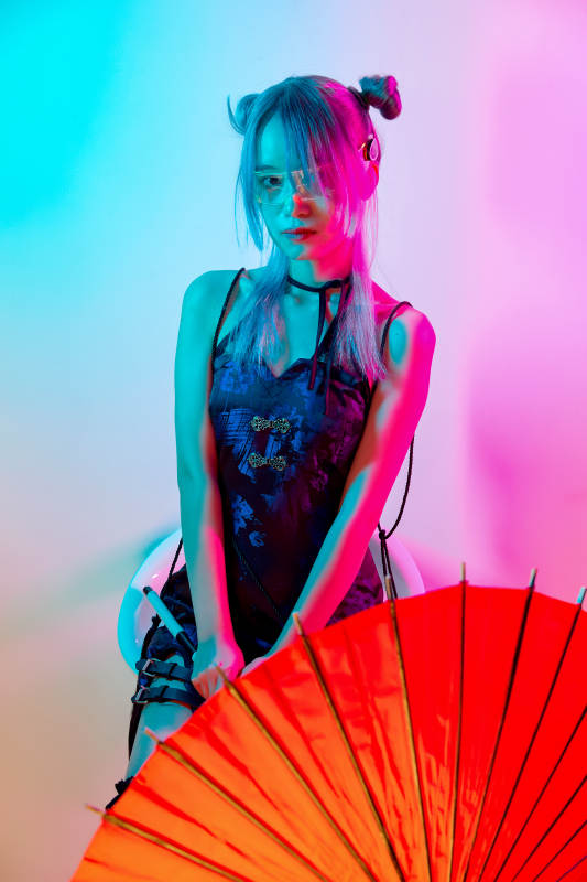 国潮风混搭赛博朋克风格的亚洲旗袍少女图片