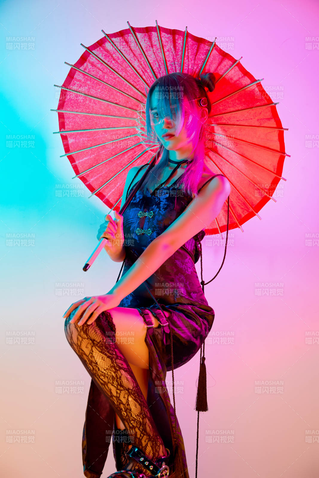 国潮风混搭赛博朋克风格的亚洲旗袍少女图片