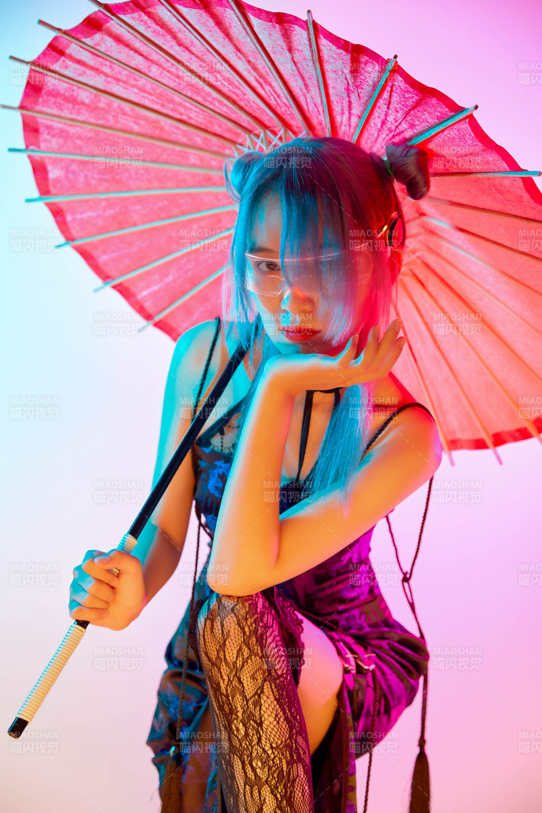 国潮风混搭赛博朋克风格的亚洲旗袍少女图片