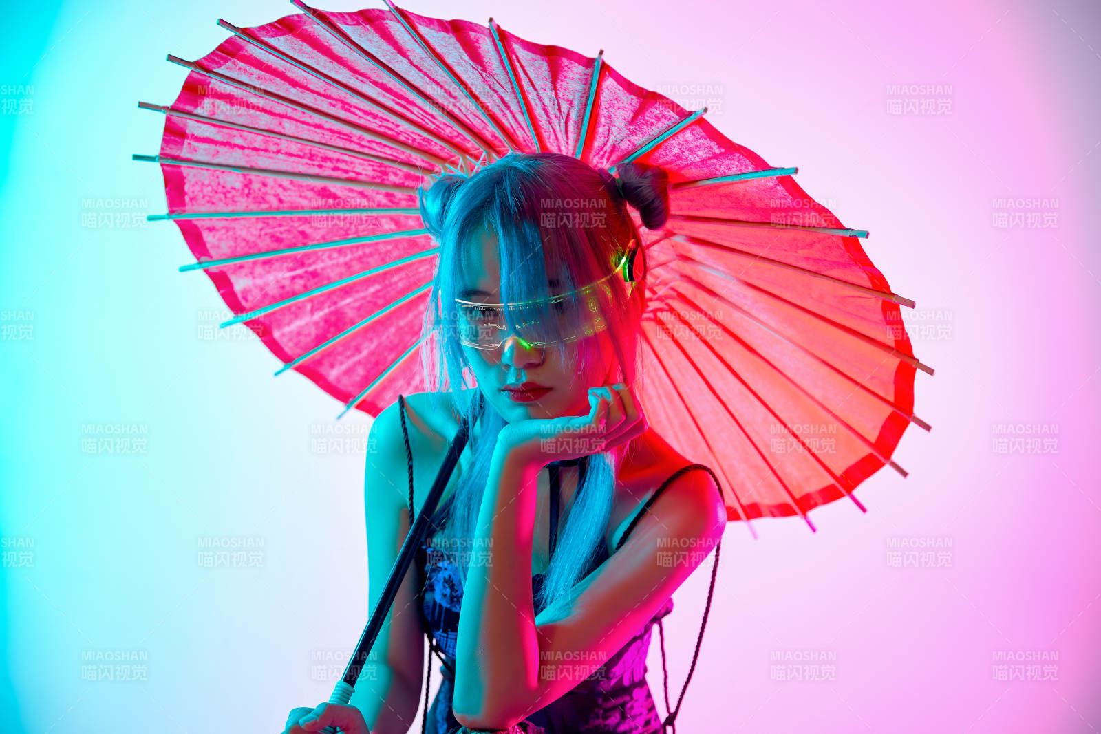 国潮风混搭赛博朋克风格的亚洲旗袍少女图片