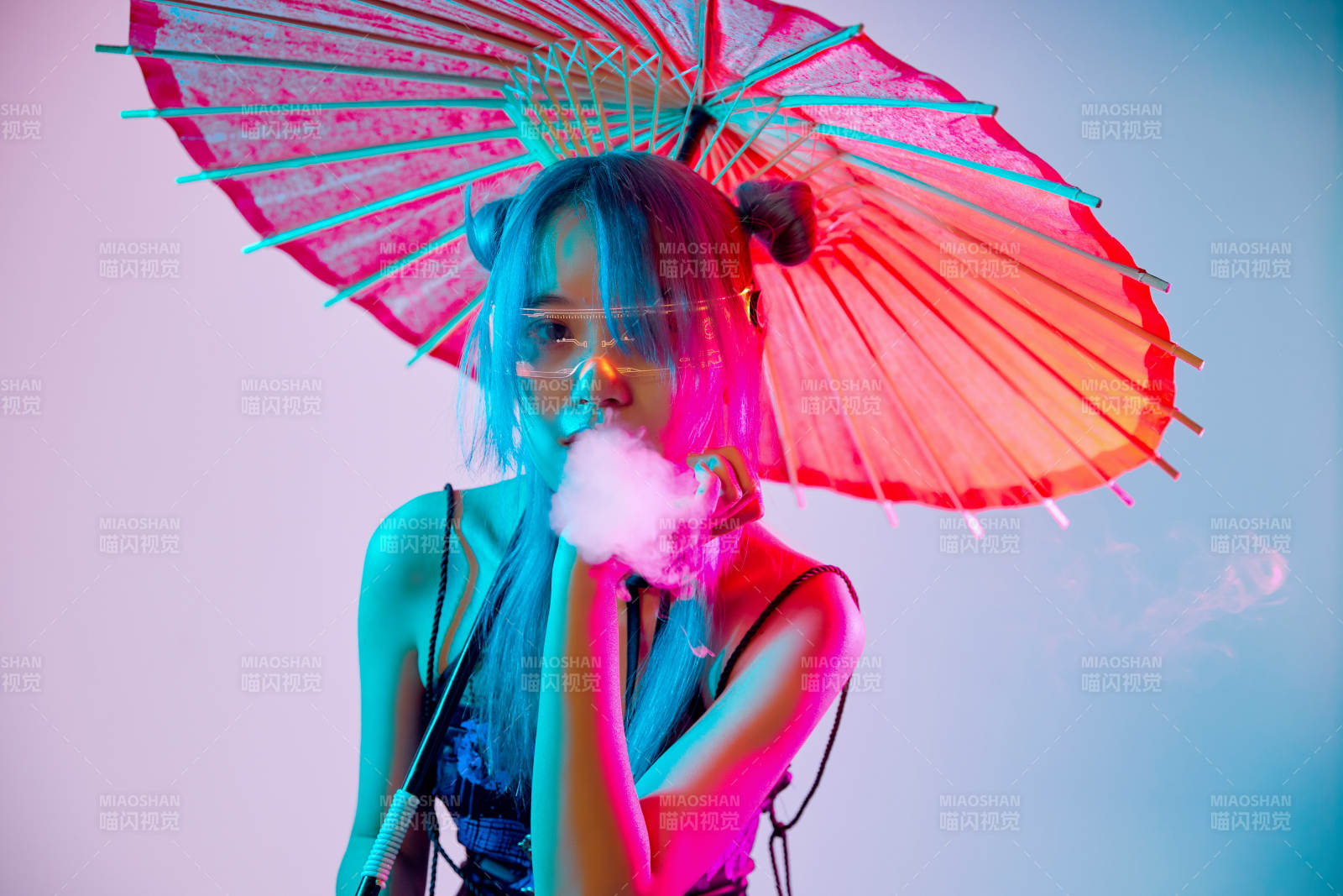 国潮风混搭赛博朋克风格的亚洲旗袍少女图片