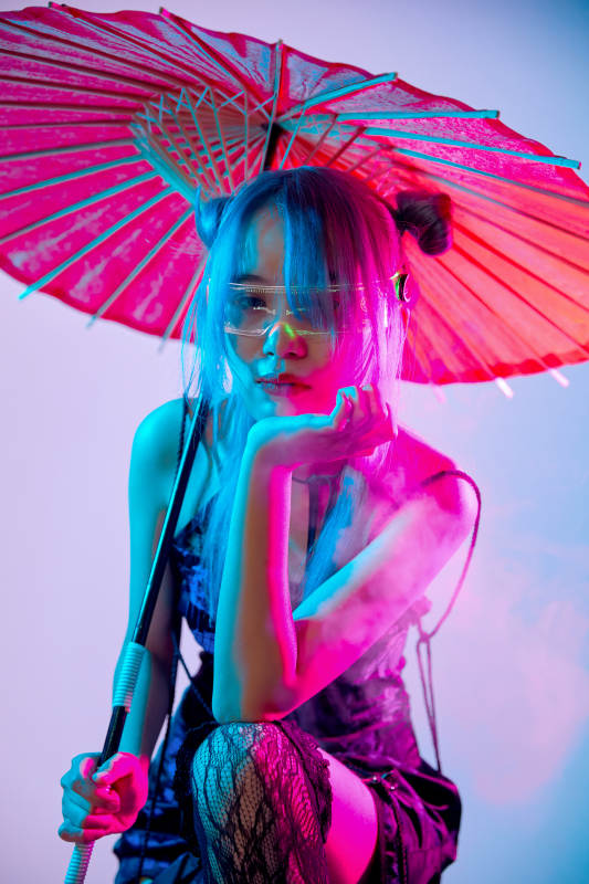 国潮风混搭赛博朋克风格的亚洲旗袍少女图片