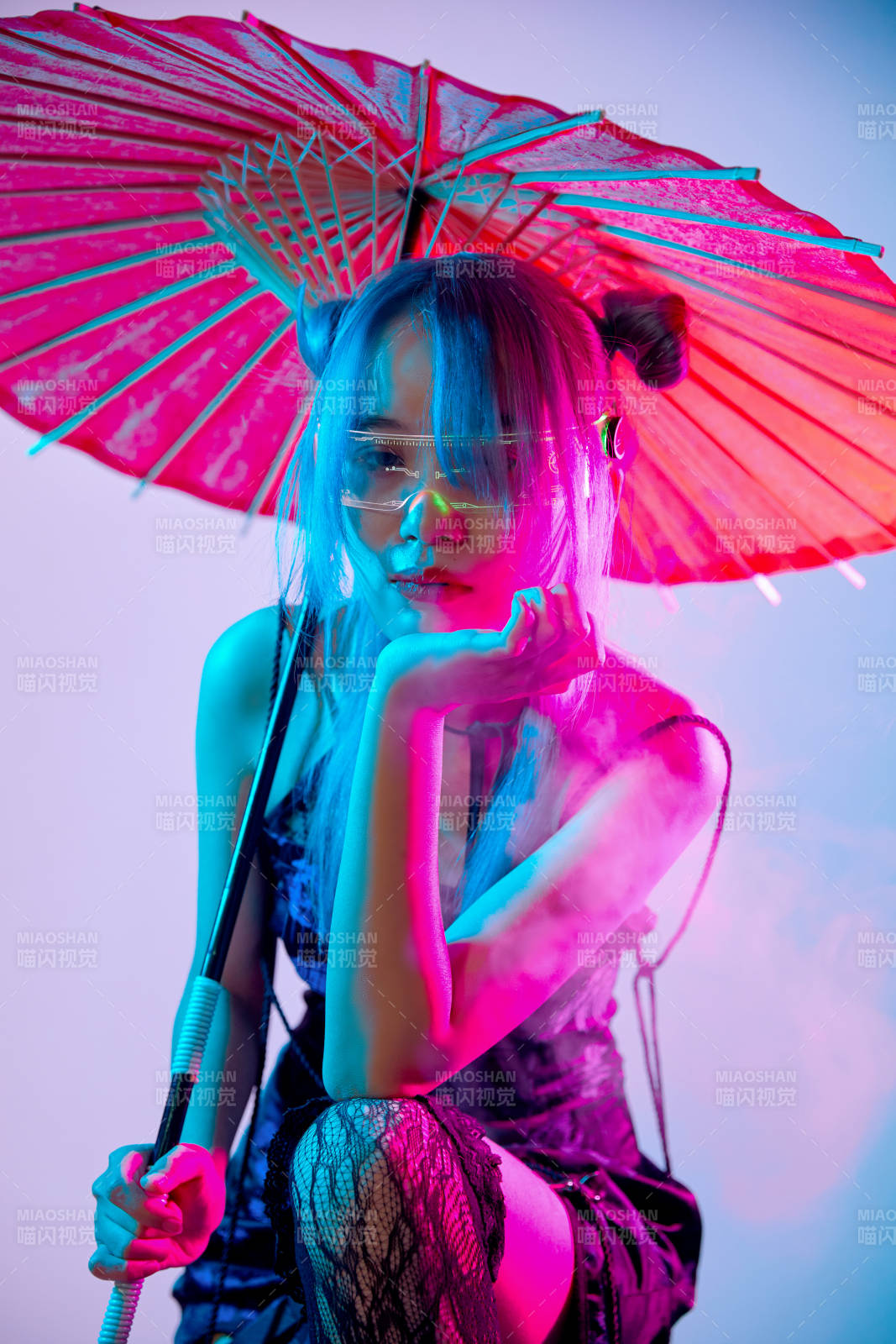 国潮风混搭赛博朋克风格的亚洲旗袍少女图片