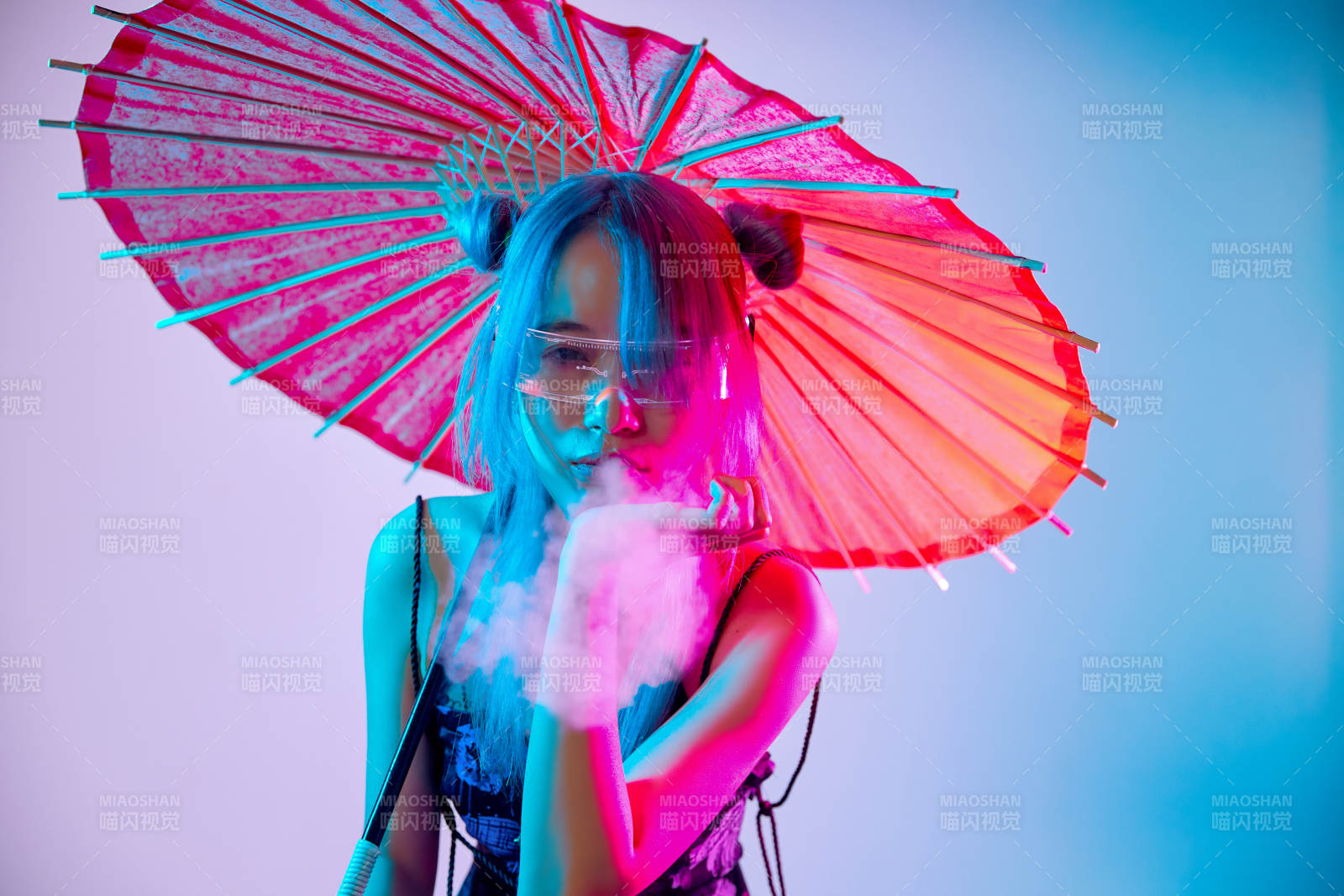 国潮风混搭赛博朋克风格的亚洲旗袍少女图片