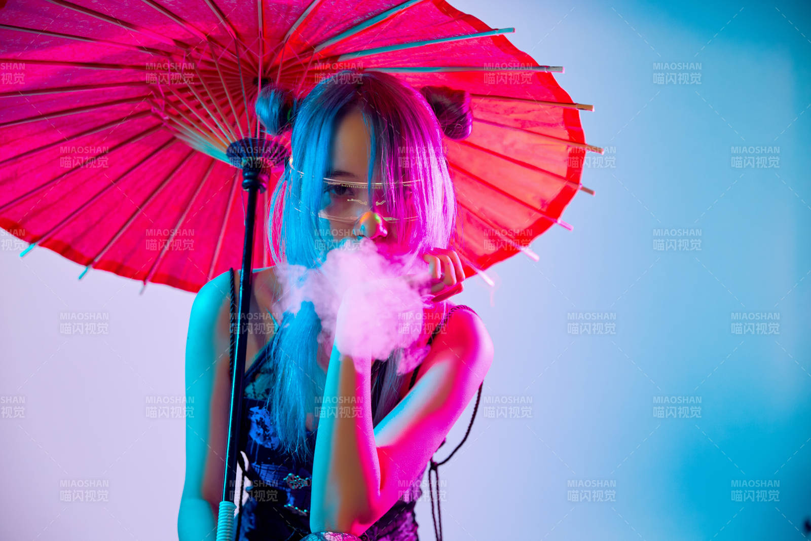 国潮风混搭赛博朋克风格的亚洲旗袍少女图片