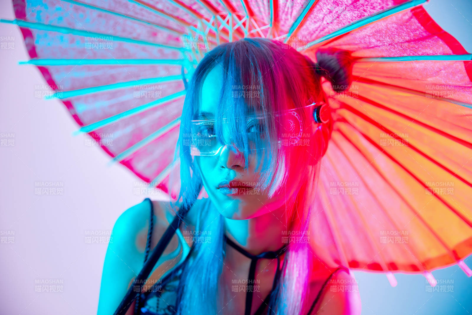 国潮风混搭赛博朋克风格的亚洲旗袍少女图片