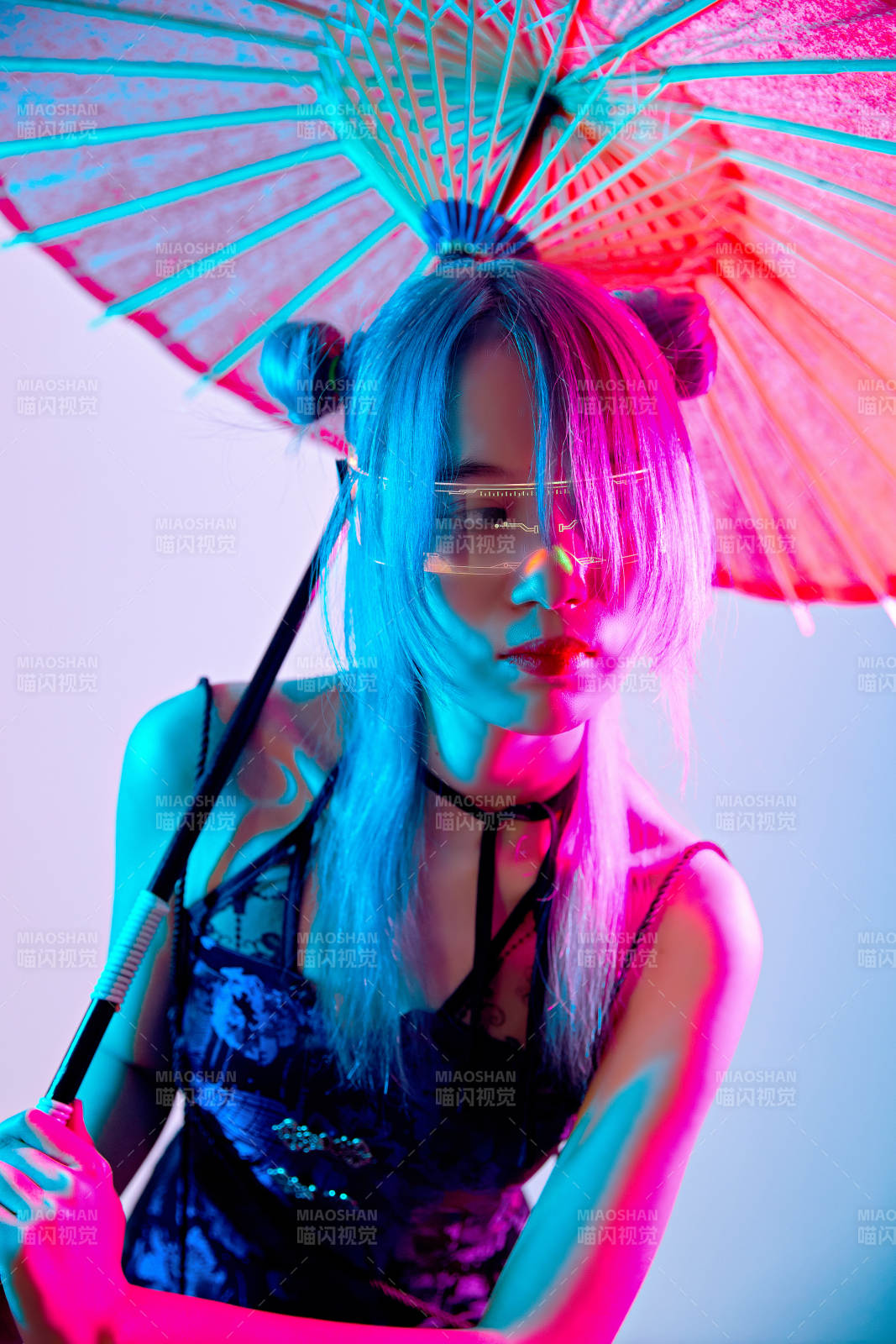 国潮风混搭赛博朋克风格的亚洲旗袍少女图片