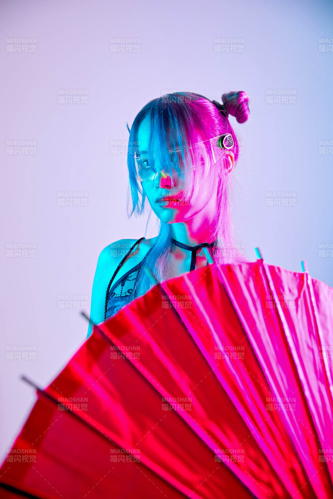 国潮风混搭赛博朋克风格的亚洲旗袍少女图片