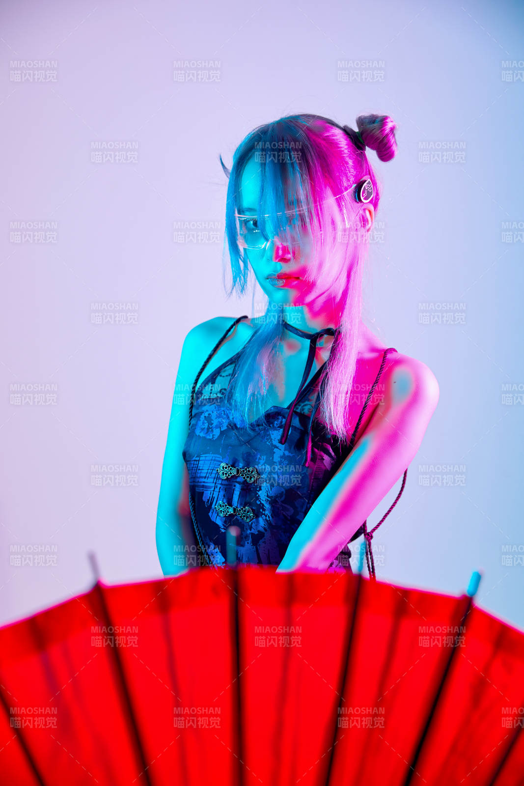 国潮风混搭赛博朋克风格的亚洲旗袍少女图片