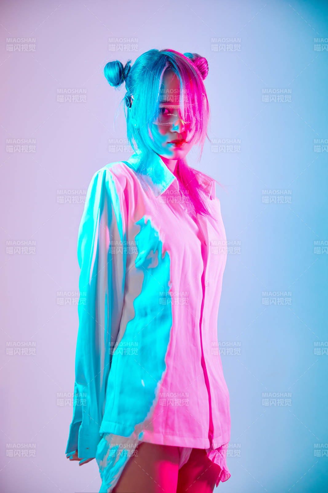 国潮风混搭赛博朋克风格的亚洲旗袍少女图片