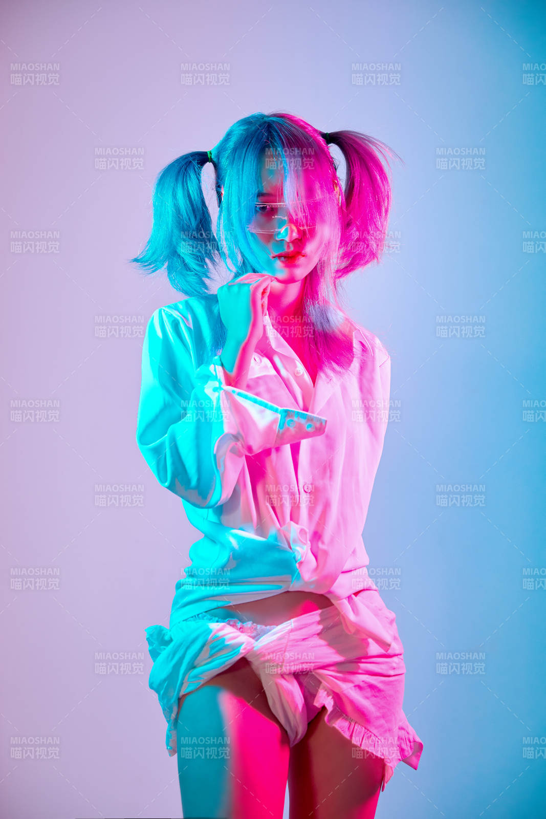 国潮风混搭赛博朋克风格的亚洲旗袍少女图片