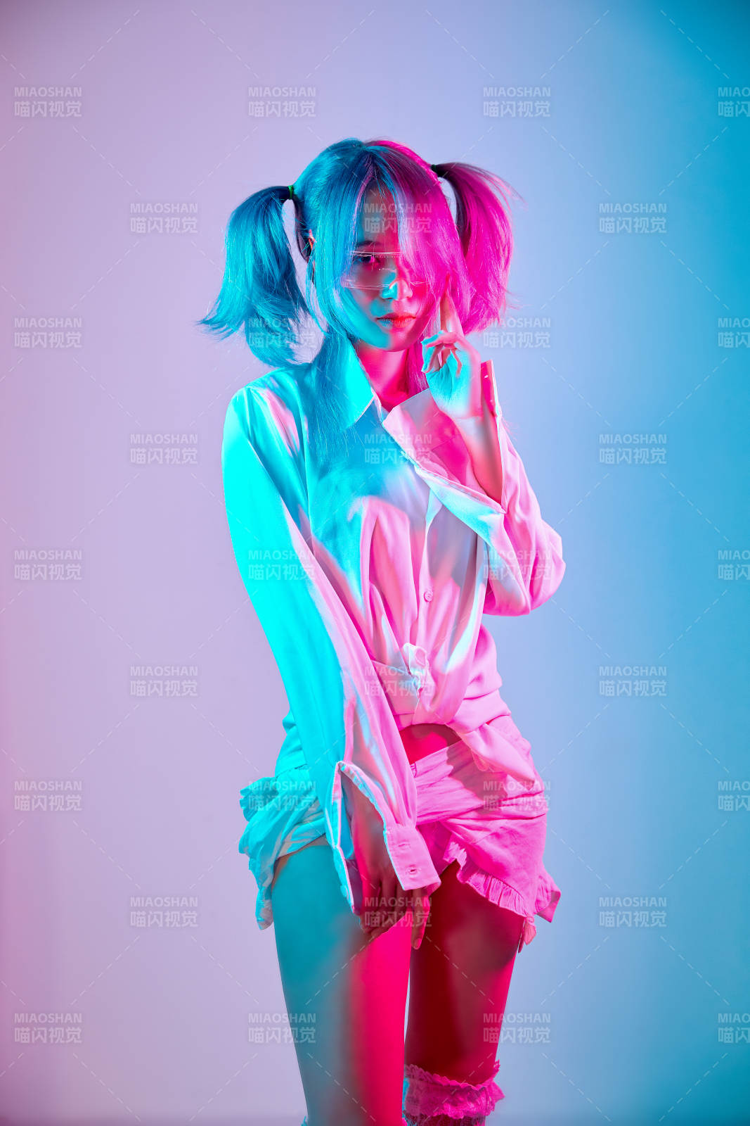 国潮风混搭赛博朋克风格的亚洲旗袍少女图片