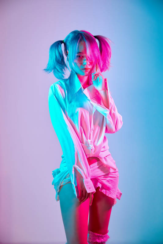 国潮风混搭赛博朋克风格的亚洲旗袍少女图片