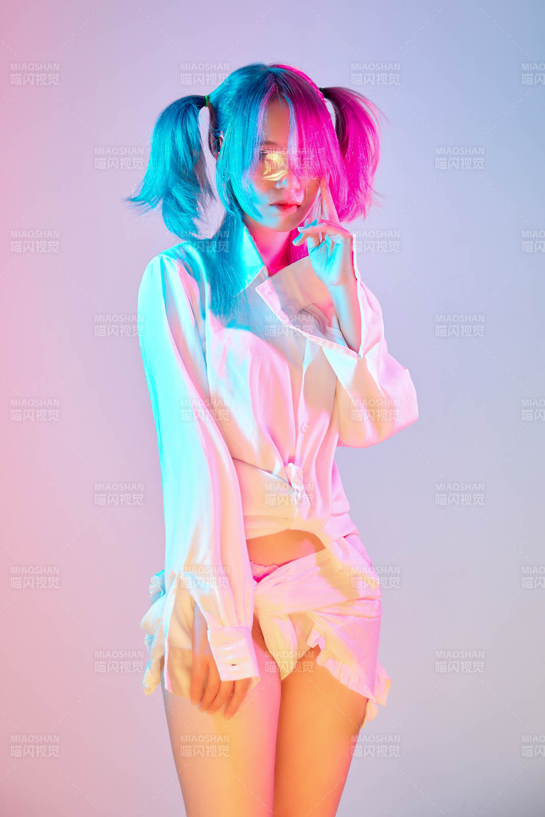 国潮风混搭赛博朋克风格的亚洲旗袍少女图片