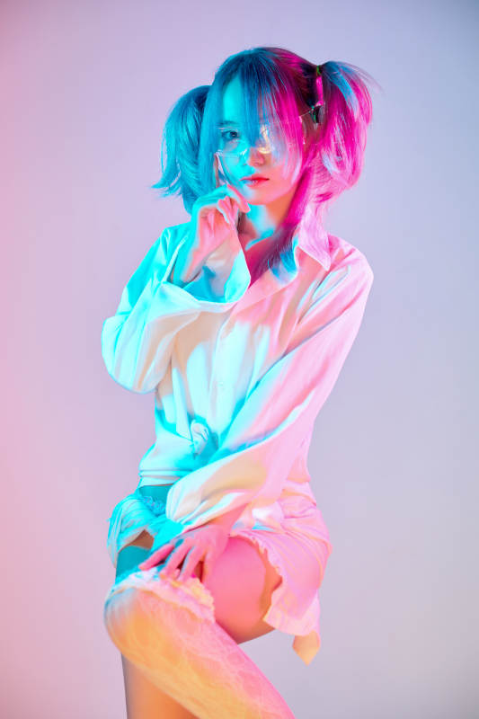 国潮风混搭赛博朋克风格的亚洲旗袍少女图片