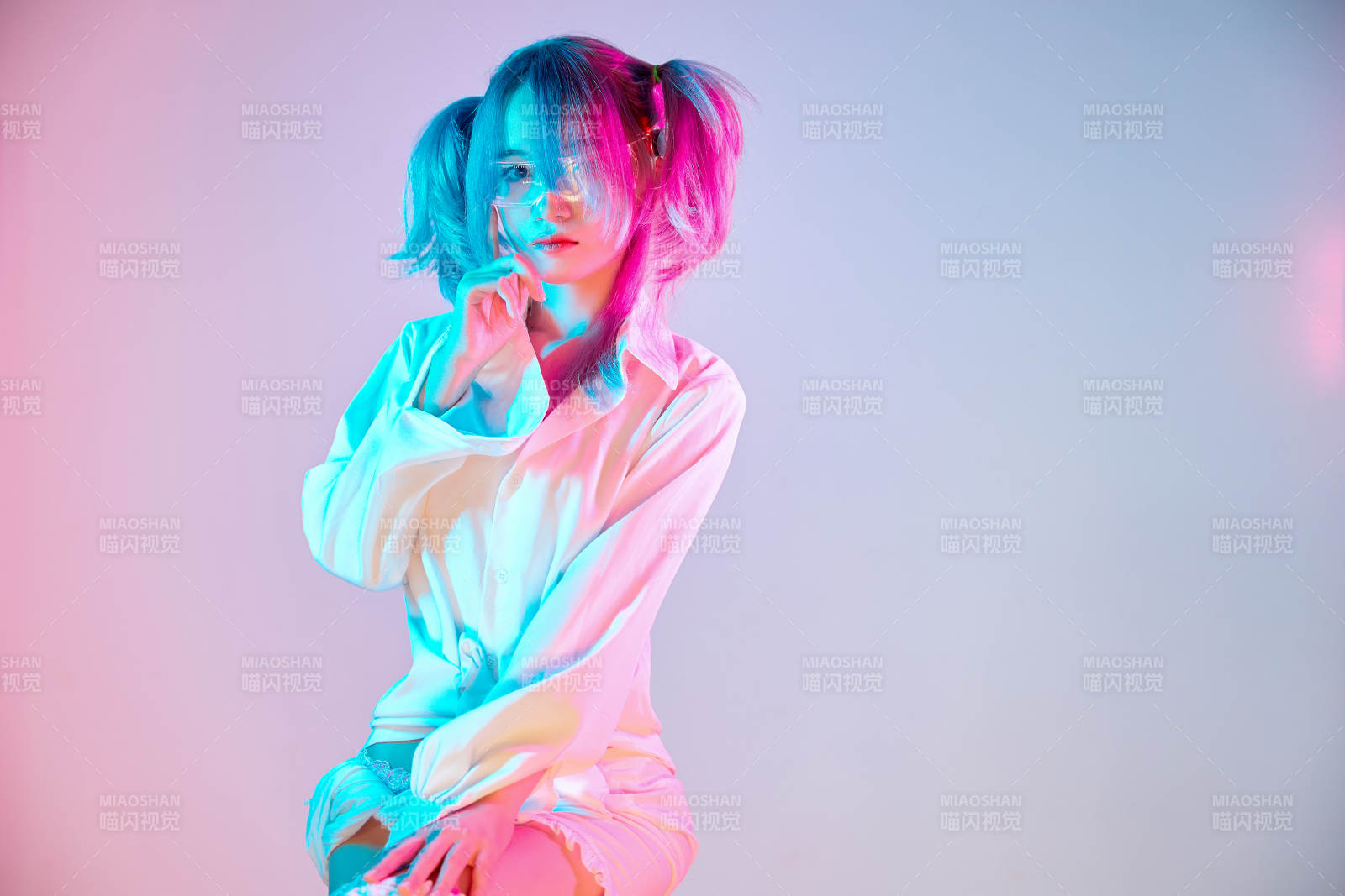 国潮风混搭赛博朋克风格的亚洲旗袍少女图片