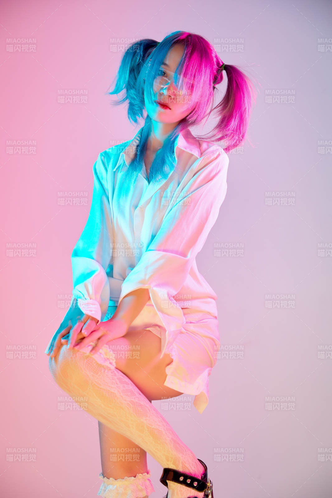 国潮风混搭赛博朋克风格的亚洲旗袍少女图片