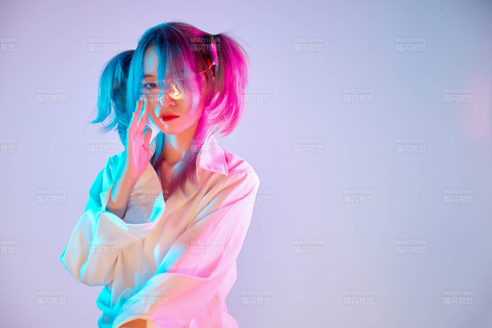 国潮风混搭赛博朋克风格的亚洲旗袍少女图片