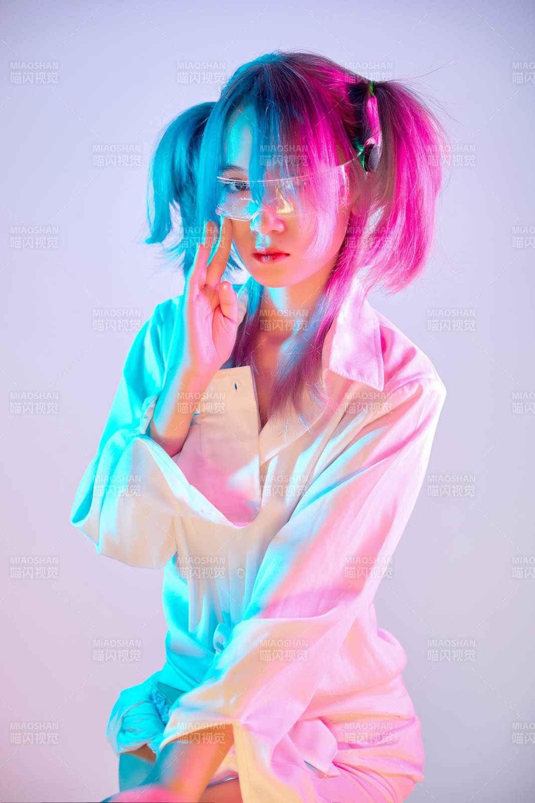 国潮风混搭赛博朋克风格的亚洲旗袍少女图片