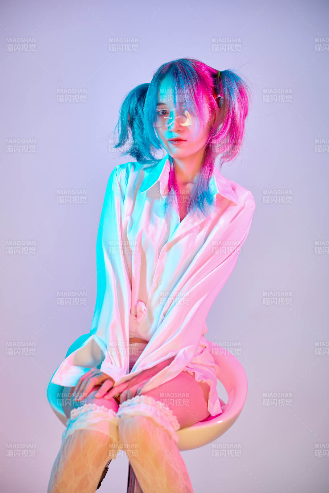 国潮风混搭赛博朋克风格的亚洲旗袍少女图片