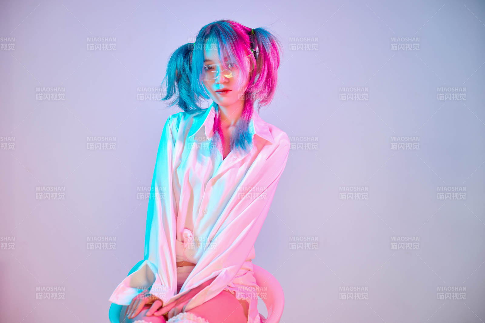 国潮风混搭赛博朋克风格的亚洲旗袍少女图片