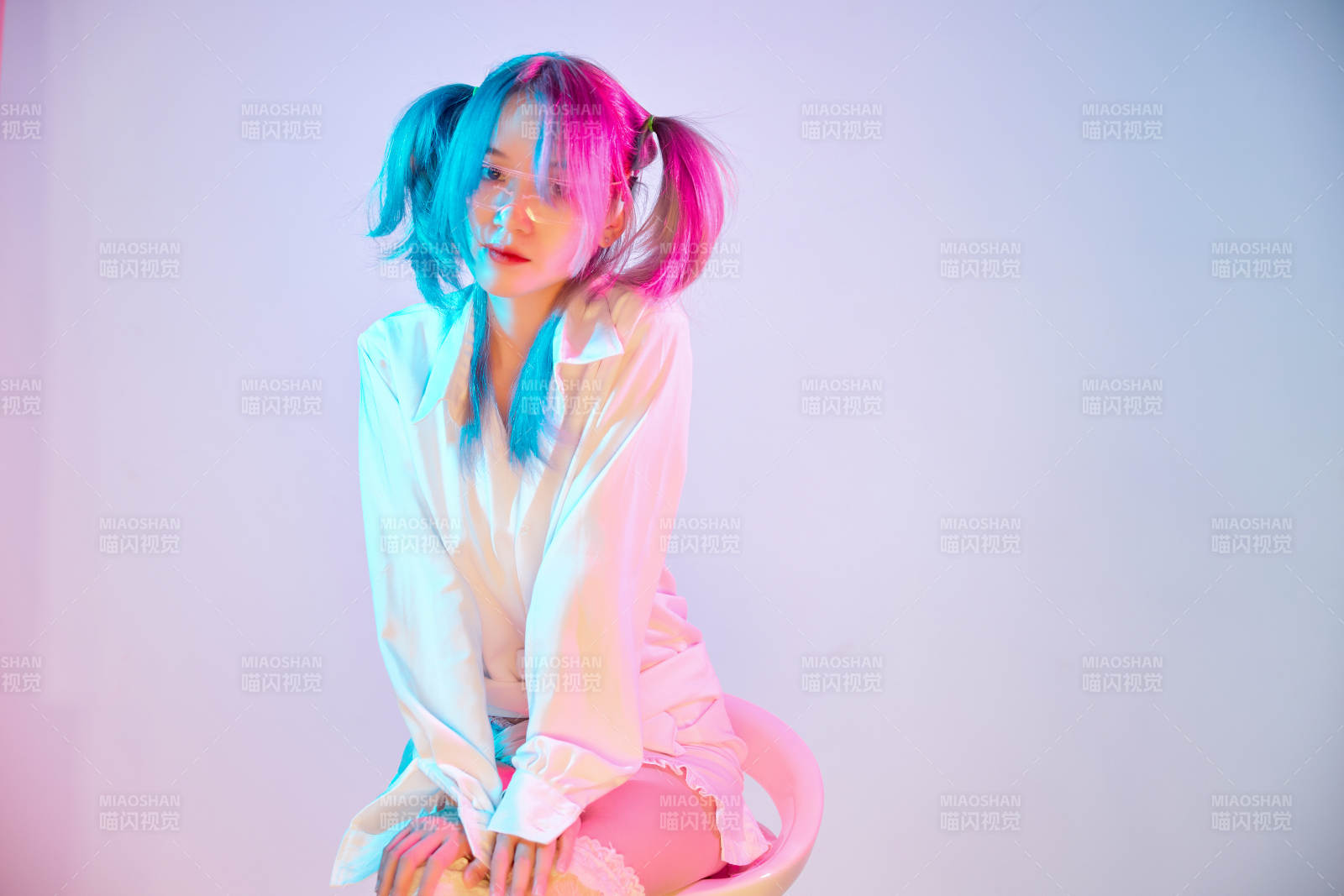 国潮风混搭赛博朋克风格的亚洲旗袍少女图片