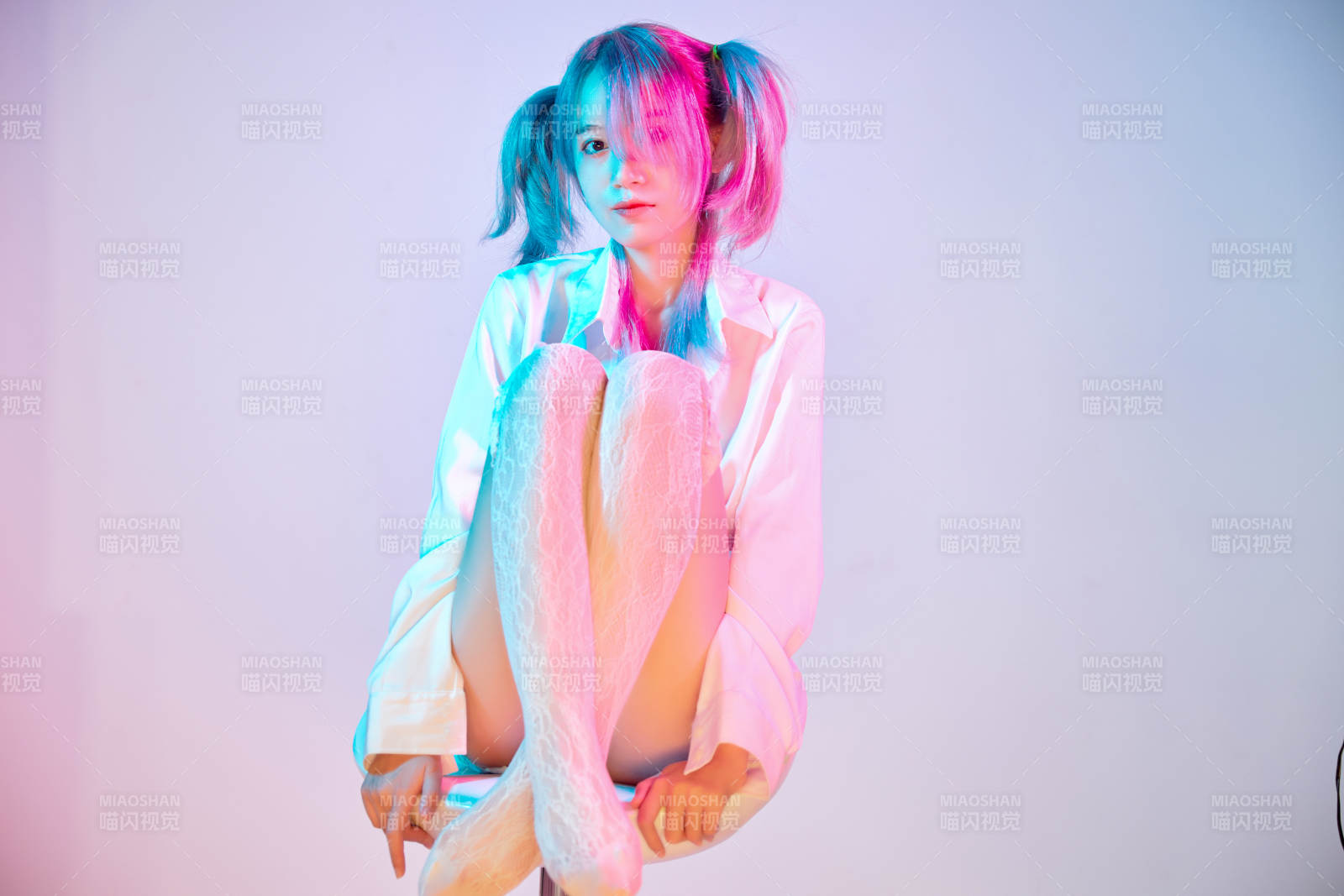 国潮风混搭赛博朋克风格的亚洲旗袍少女图片