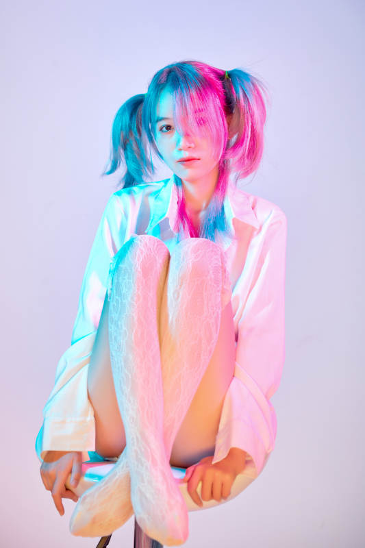 国潮风混搭赛博朋克风格的亚洲旗袍少女图片