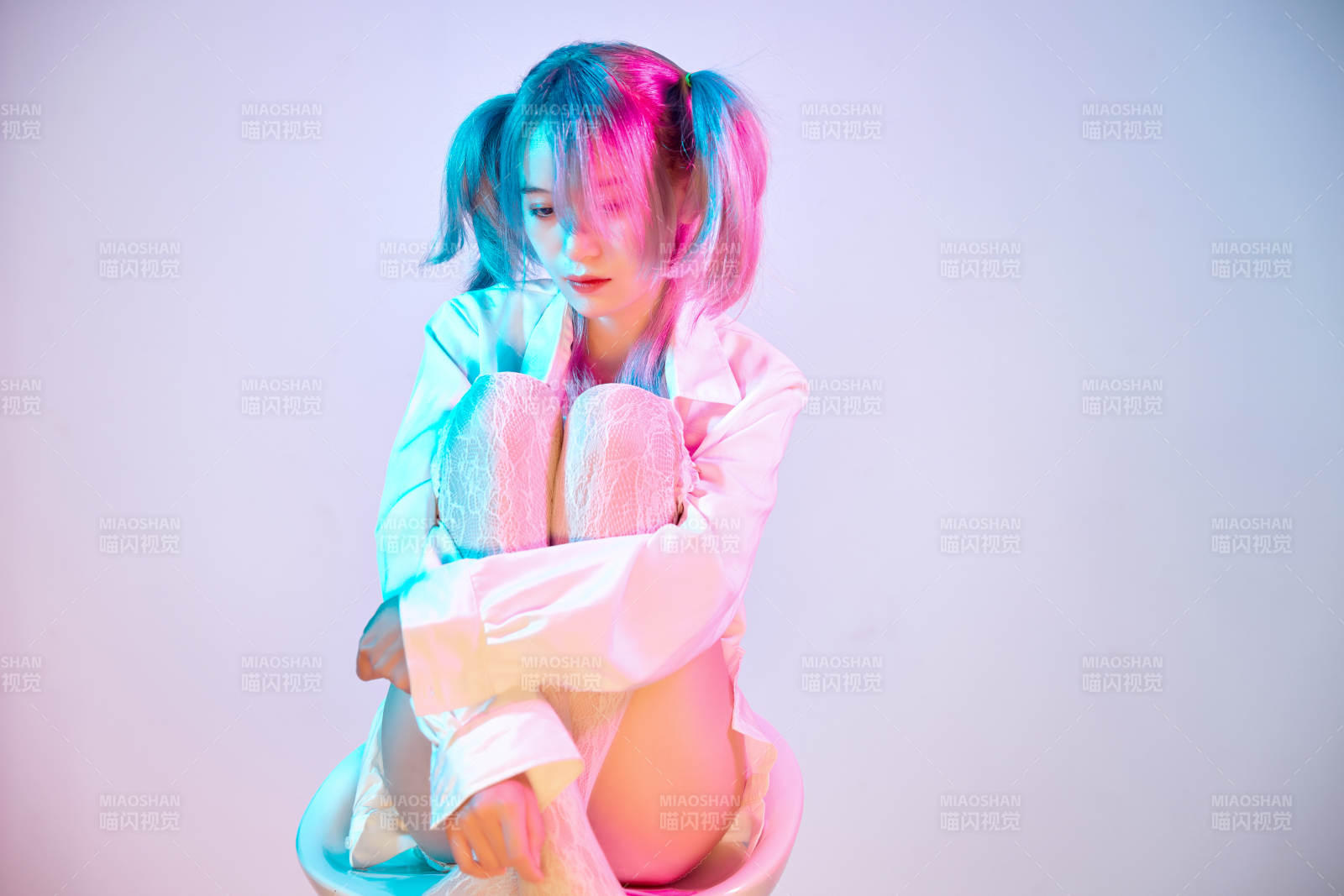 国潮风混搭赛博朋克风格的亚洲旗袍少女图片