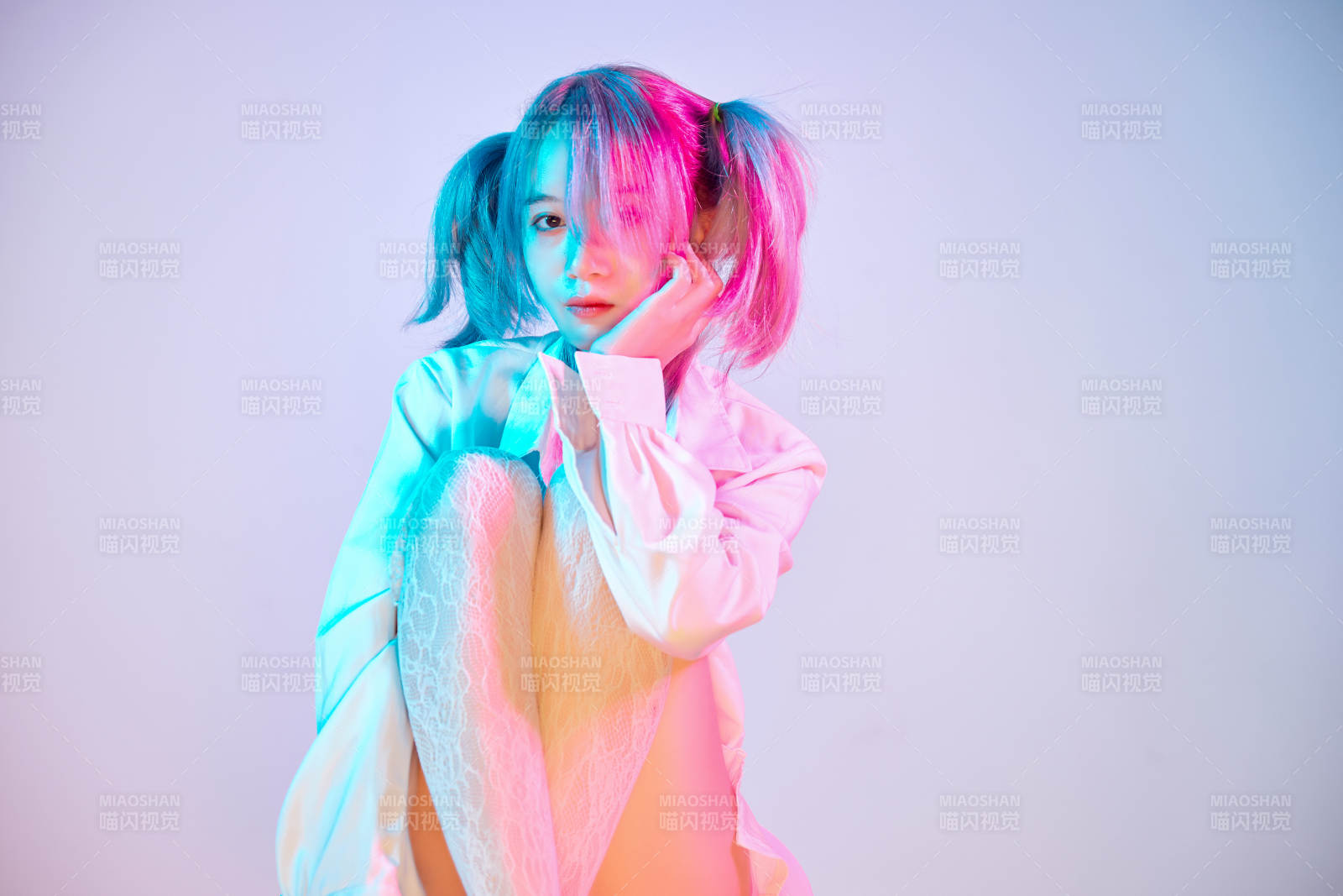 国潮风混搭赛博朋克风格的亚洲旗袍少女图片