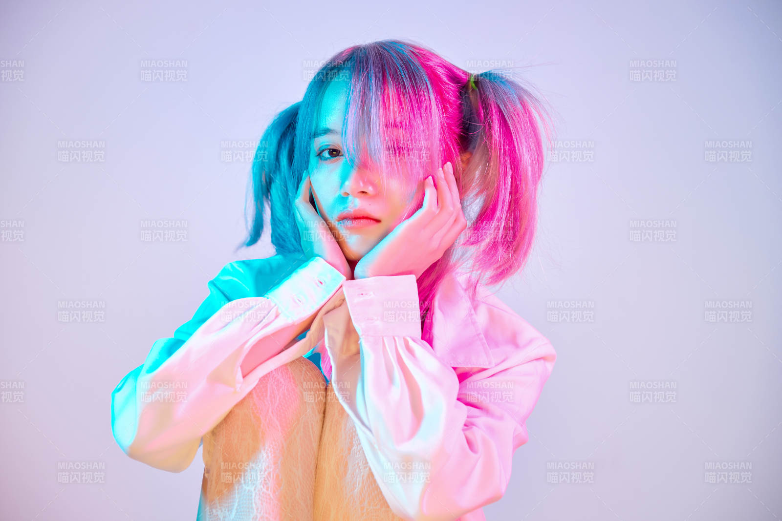 国潮风混搭赛博朋克风格的亚洲旗袍少女图片