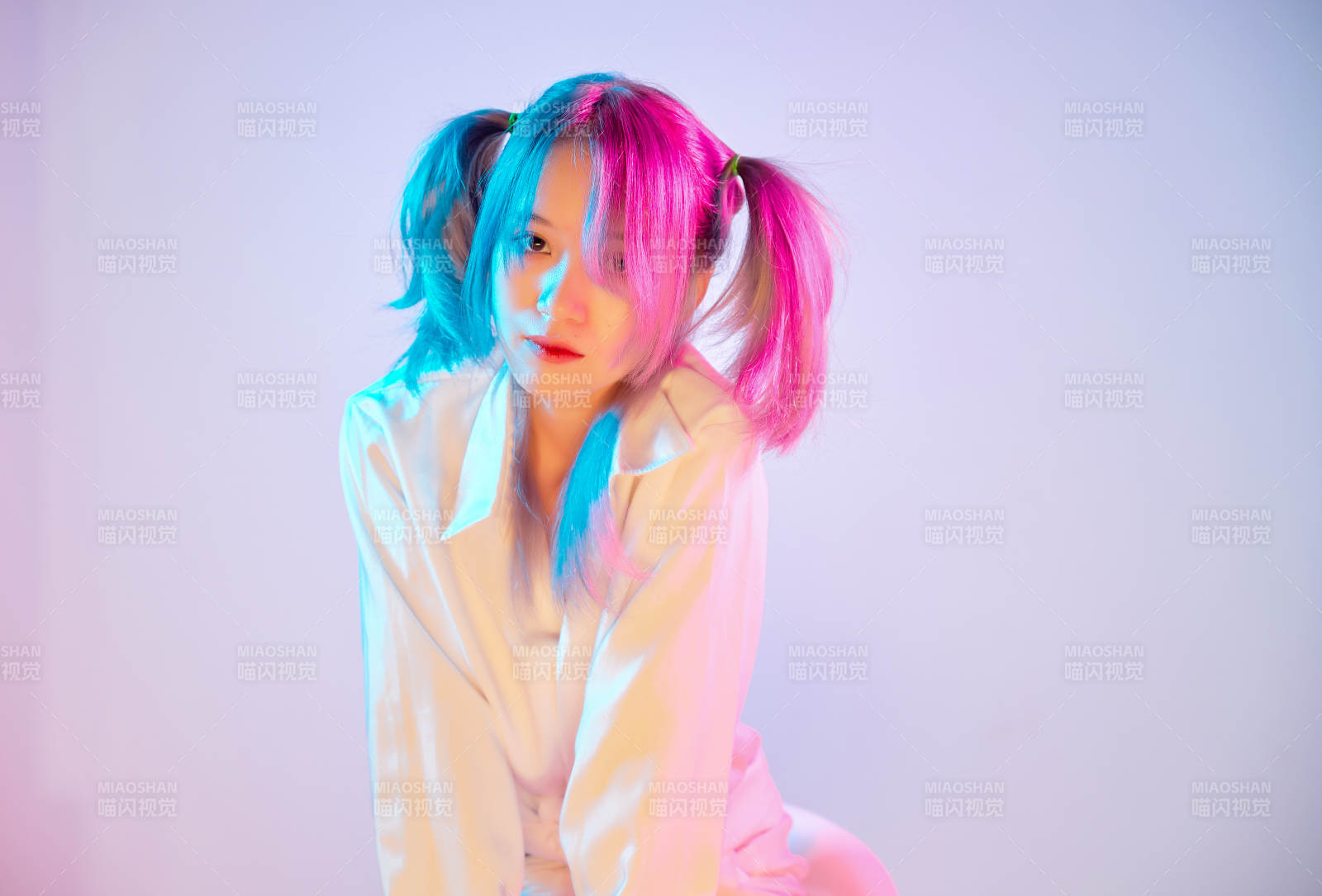 国潮风混搭赛博朋克风格的亚洲旗袍少女图片