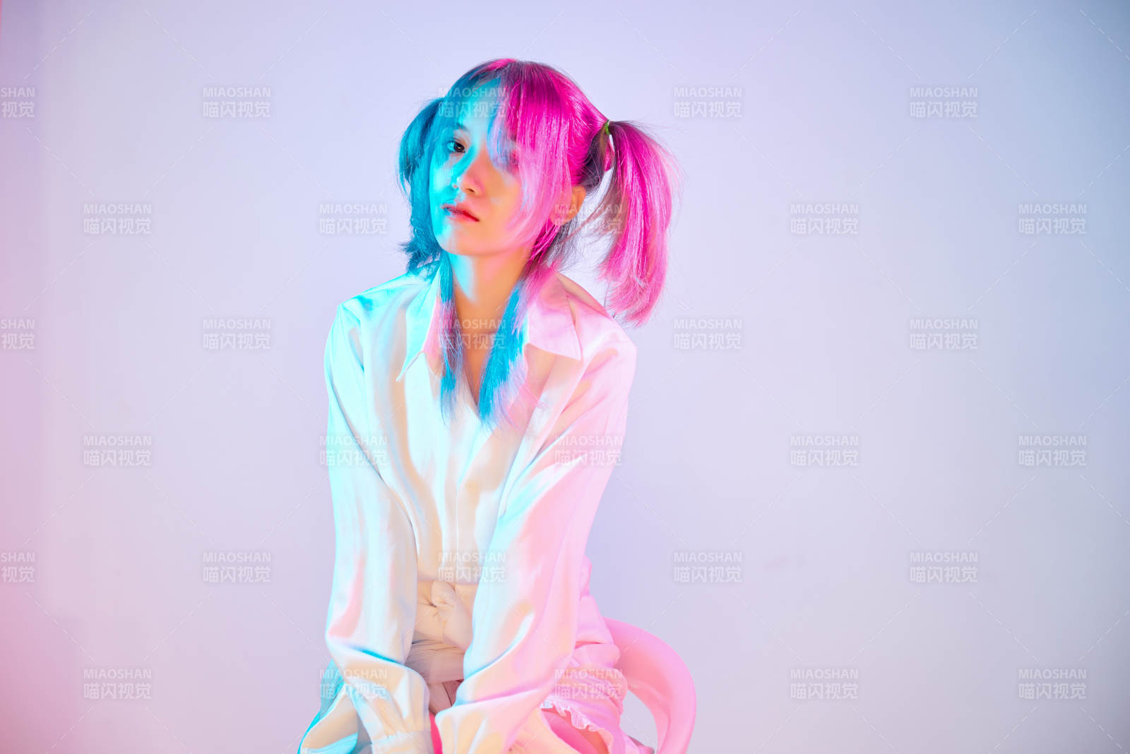 国潮风混搭赛博朋克风格的亚洲旗袍少女图片