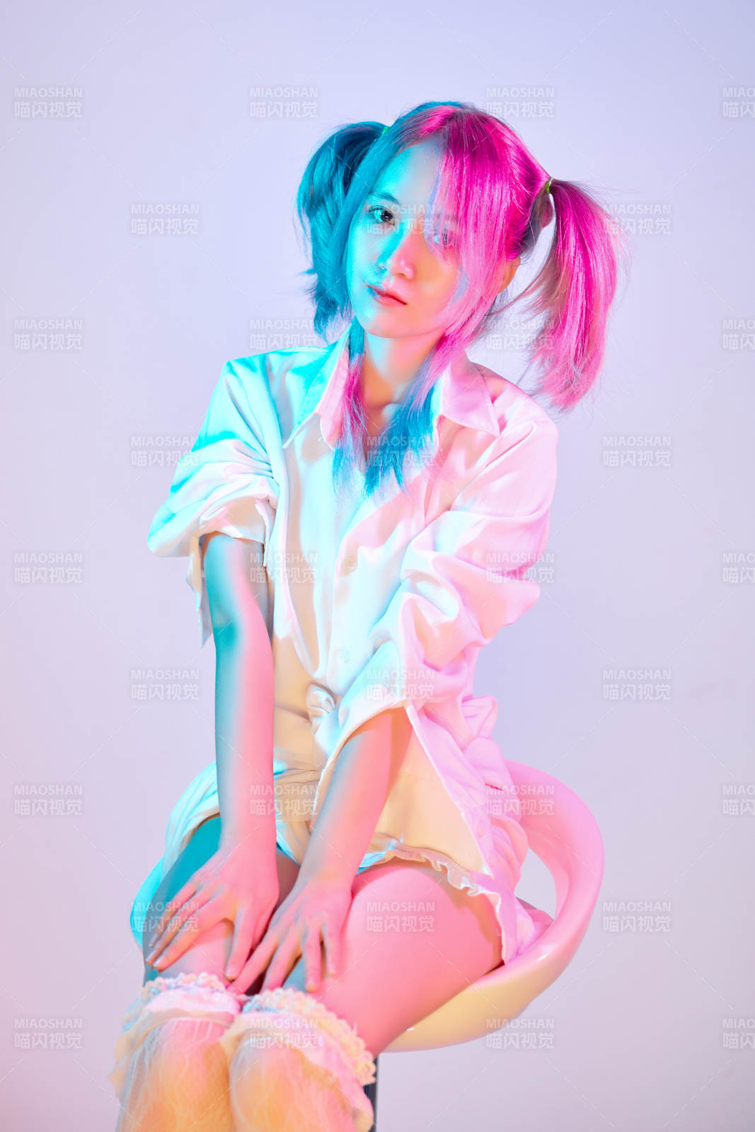 国潮风混搭赛博朋克风格的亚洲旗袍少女图片