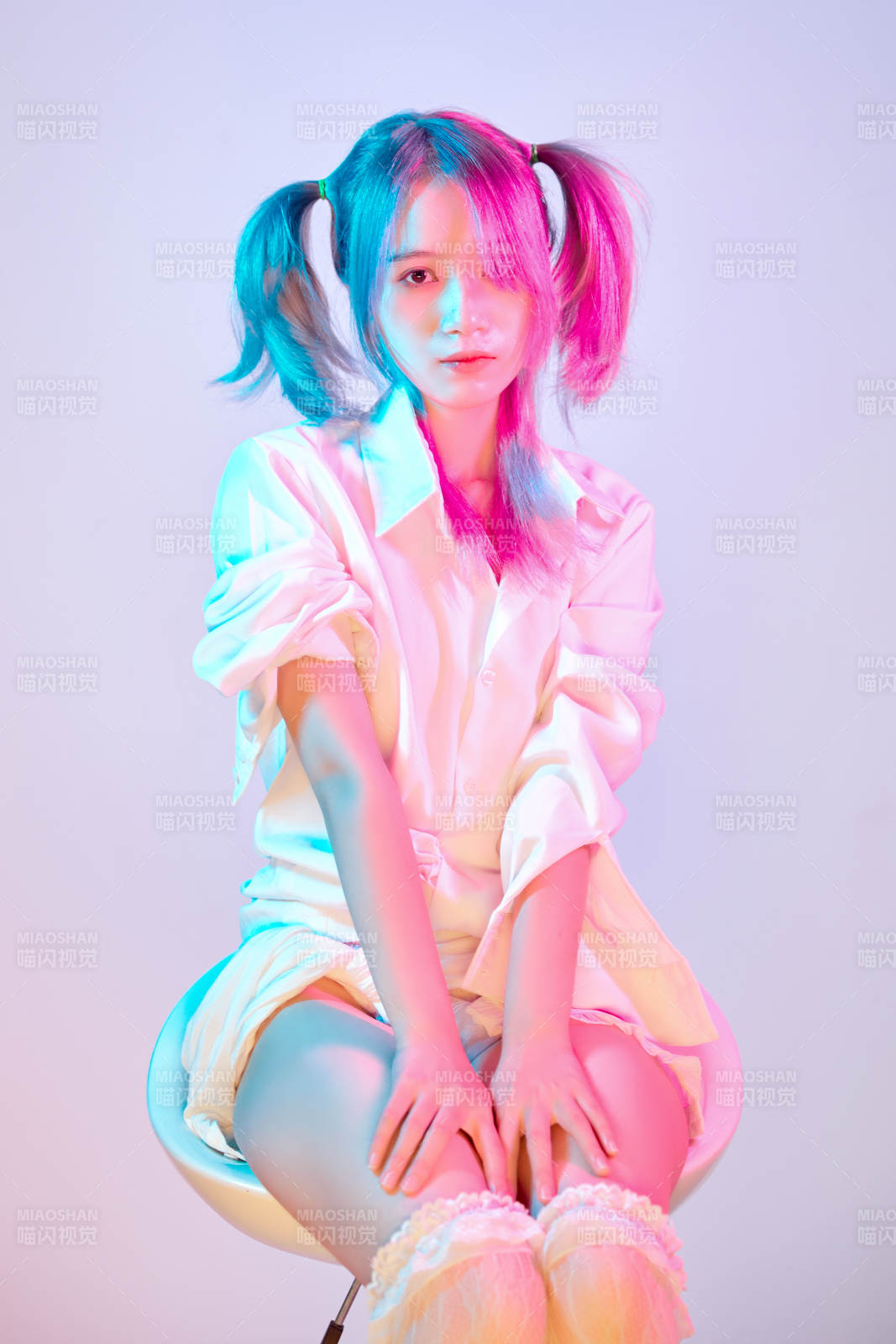 国潮风混搭赛博朋克风格的亚洲旗袍少女图片