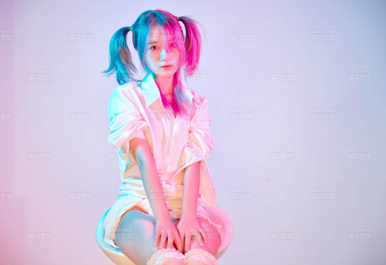 国潮风混搭赛博朋克风格的亚洲旗袍少女图片