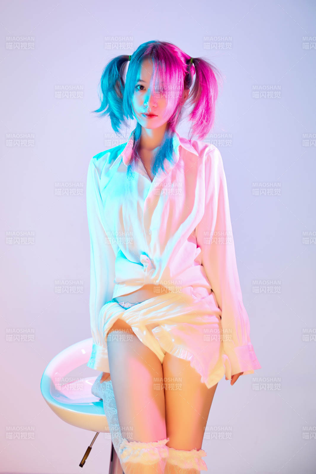 国潮风混搭赛博朋克风格的亚洲旗袍少女图片