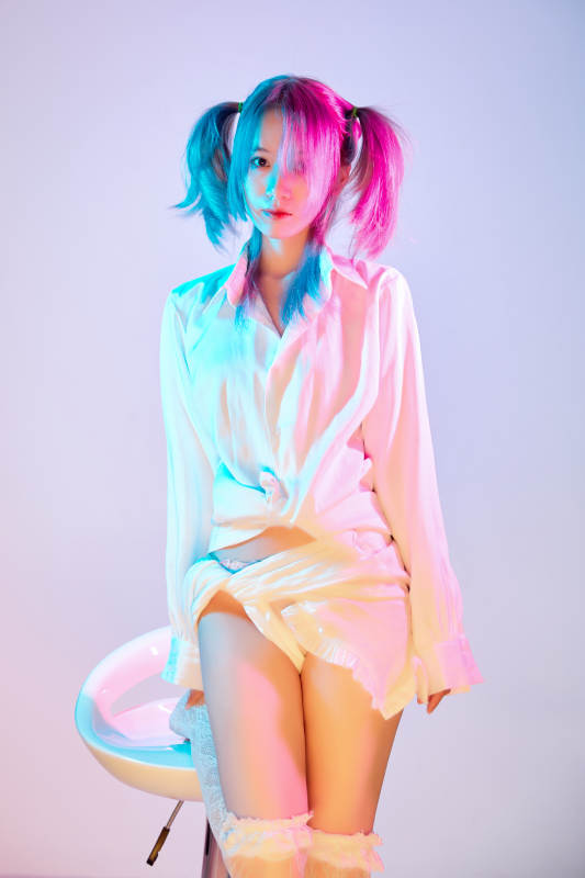 国潮风混搭赛博朋克风格的亚洲旗袍少女图片