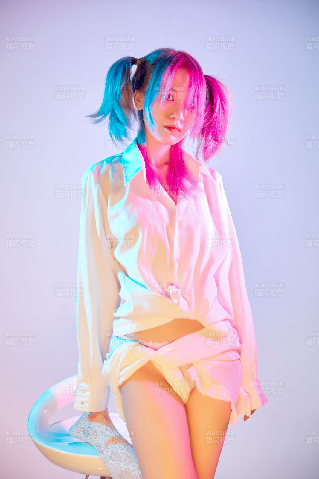 国潮风混搭赛博朋克风格的亚洲旗袍少女图片