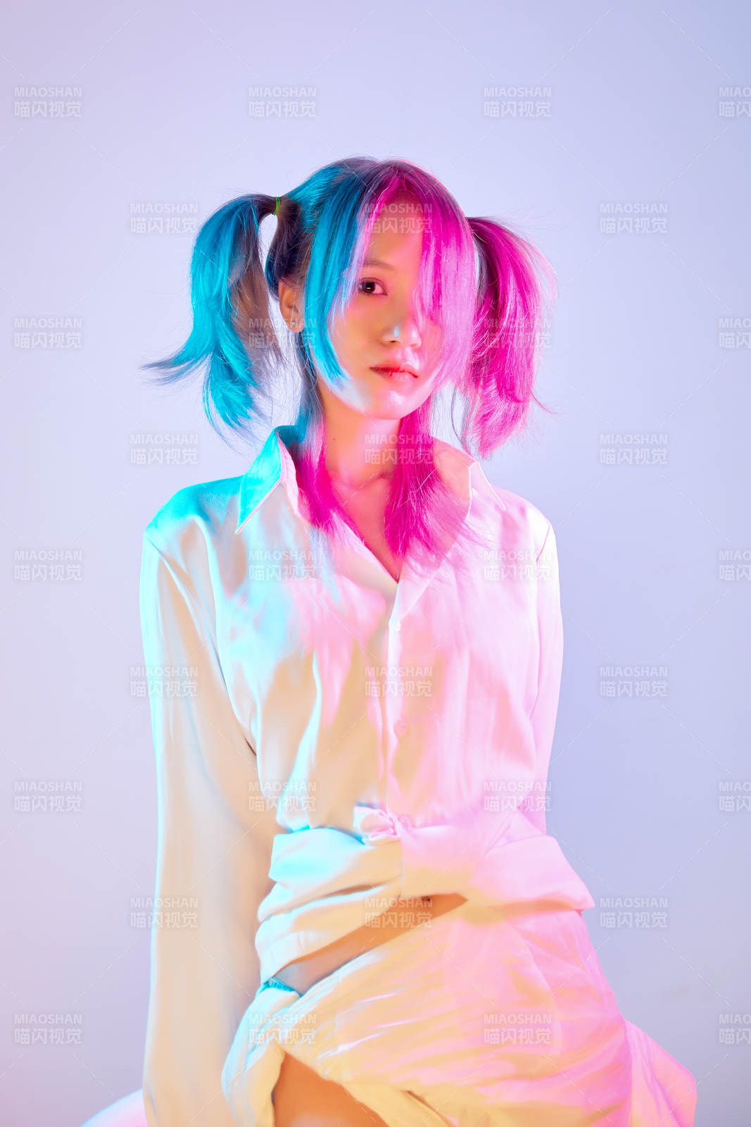 国潮风混搭赛博朋克风格的亚洲旗袍少女图片