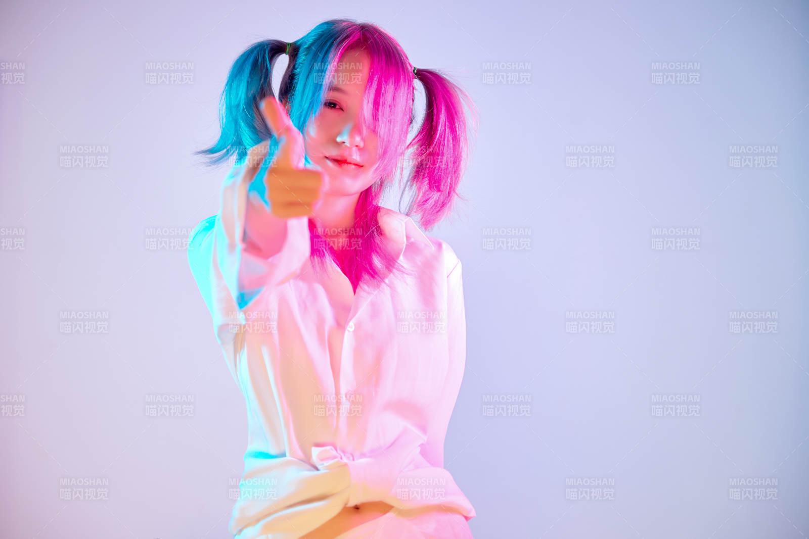 国潮风混搭赛博朋克风格的亚洲旗袍少女图片