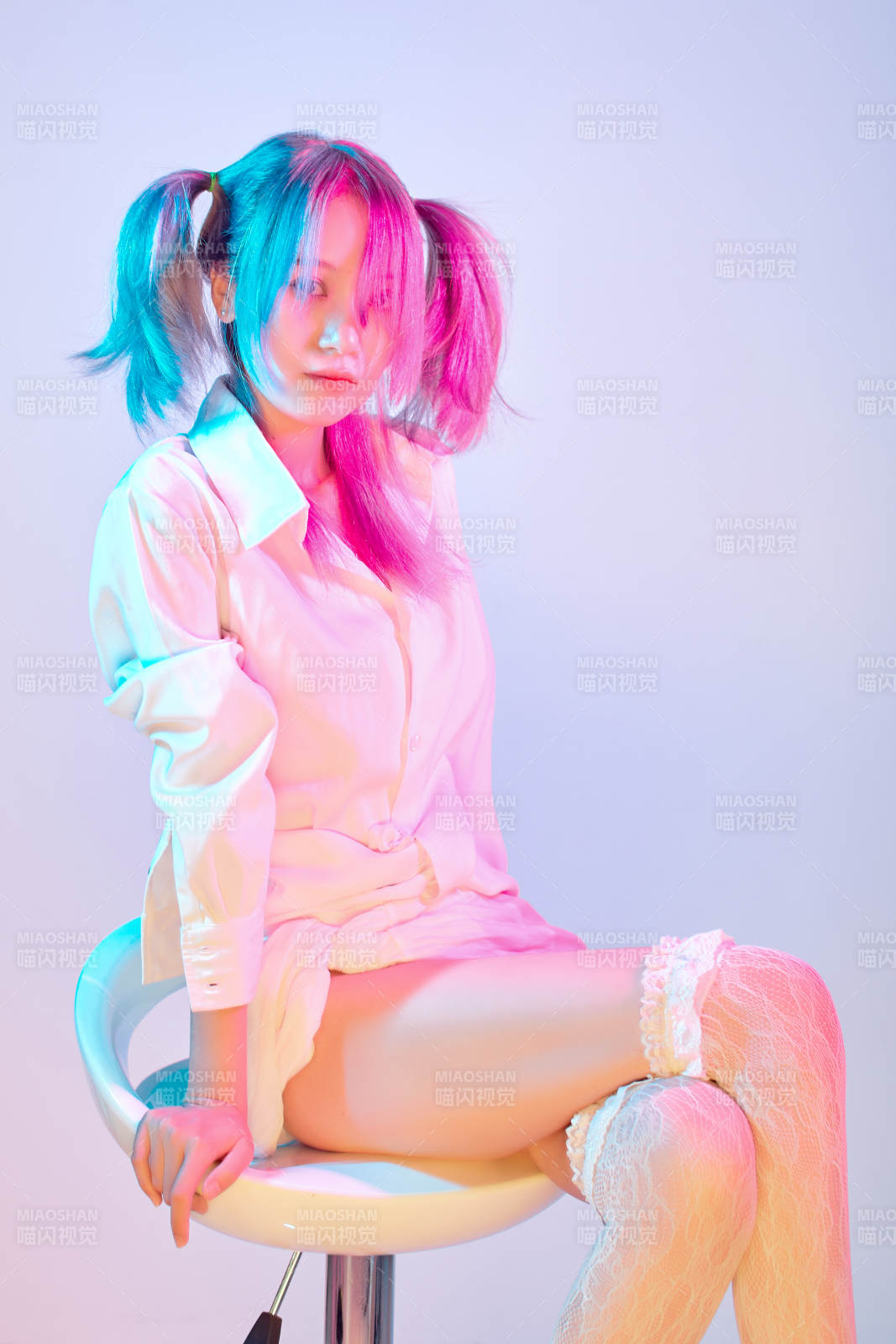 国潮风混搭赛博朋克风格的亚洲旗袍少女图片