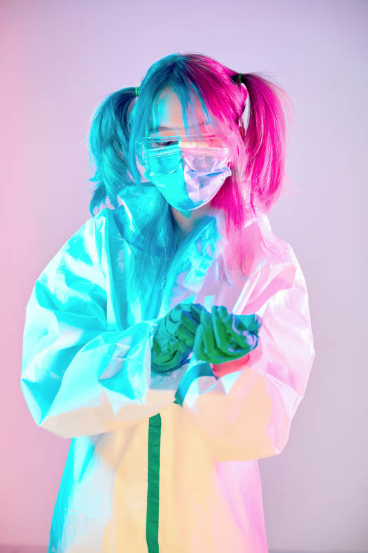 赛博朋克风格穿防护服戴口罩护目镜的少女图片