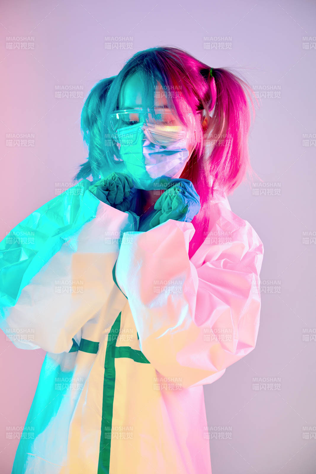 赛博朋克风格穿防护服戴口罩护目镜的少女图片