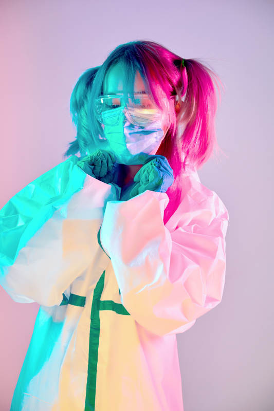 赛博朋克风格穿防护服戴口罩护目镜的少女图片