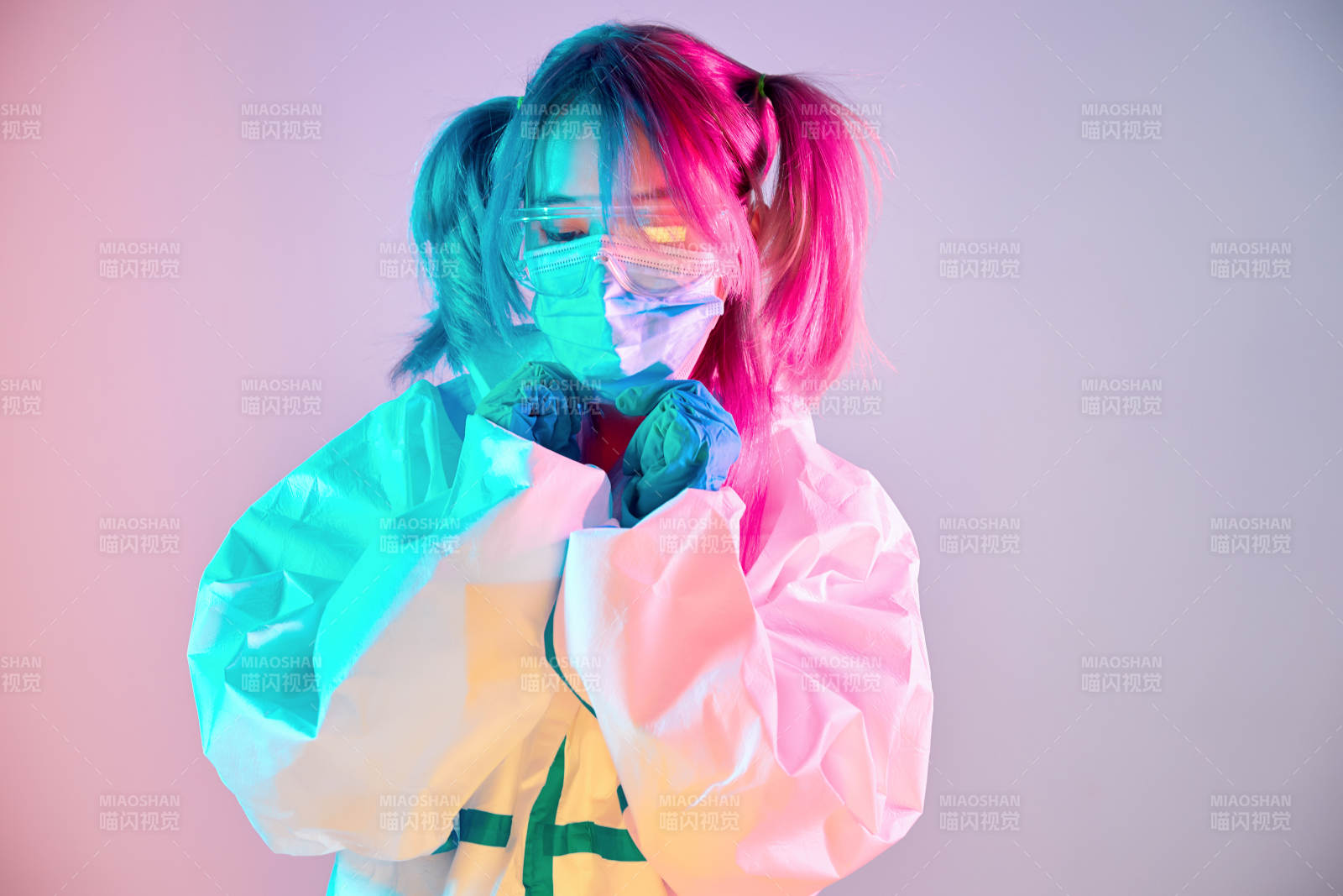 赛博朋克风格穿防护服戴口罩护目镜的少女图片