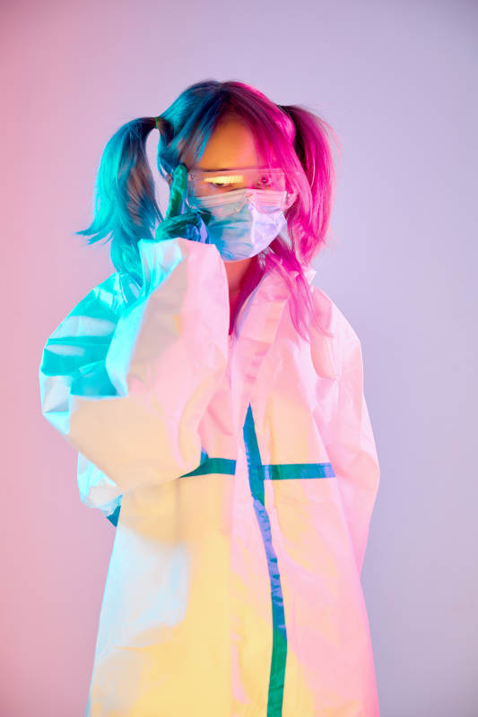 赛博朋克风格穿防护服戴口罩护目镜的少女图片