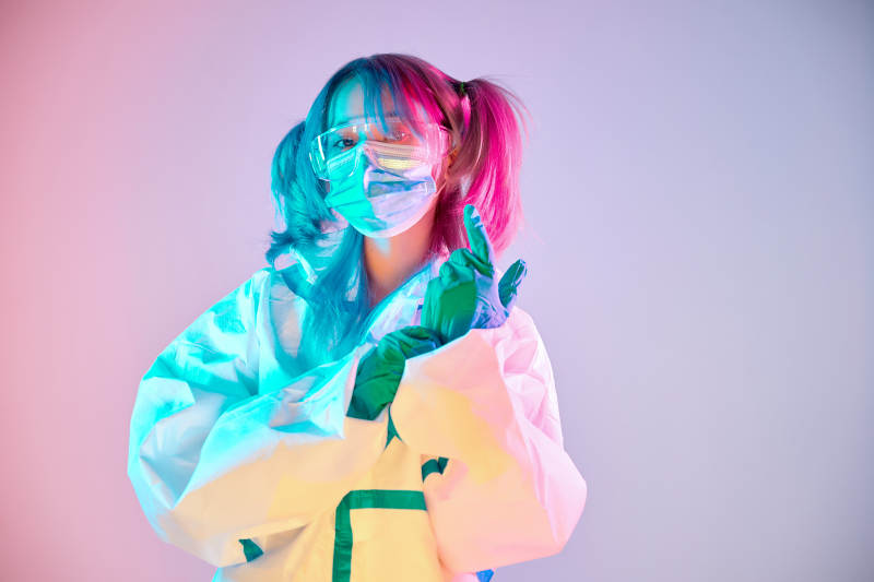 赛博朋克风格穿防护服戴口罩护目镜的少女图片