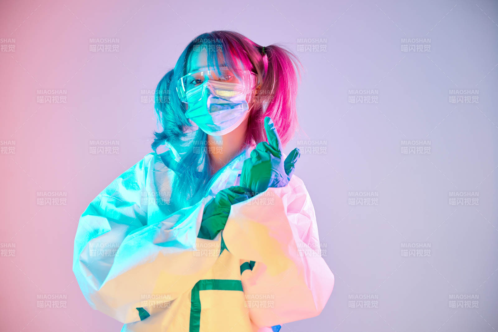 赛博朋克风格穿防护服戴口罩护目镜的少女图片