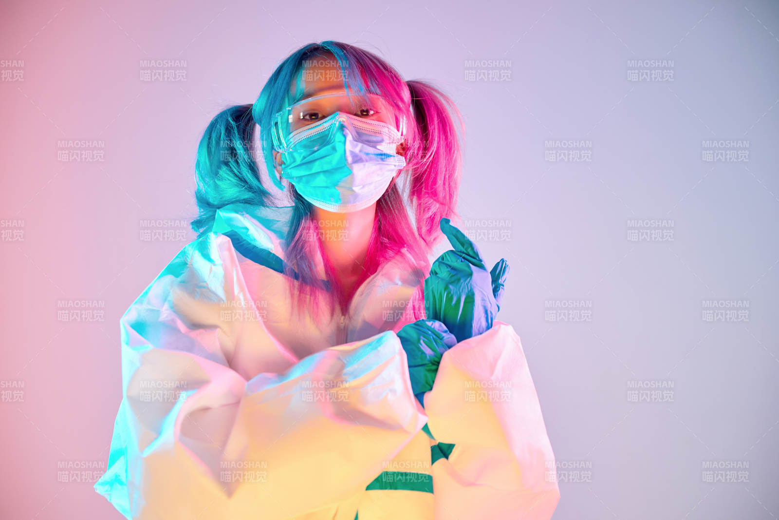赛博朋克风格穿防护服戴口罩护目镜的少女图片